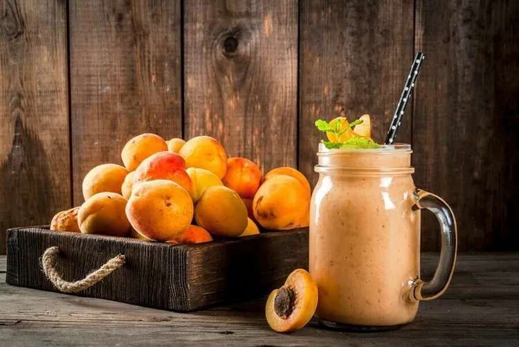 Apricot protein shake with oats and almonds - 1,000 calories