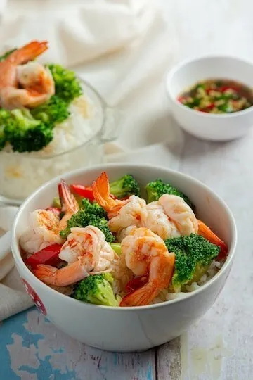 20 minute sweet and spicy honey garlic shrimp with brown rice and broccoli
