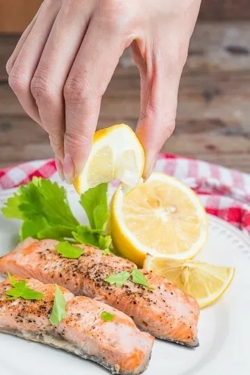 Lemon-garlic broiled salmon with olive oil