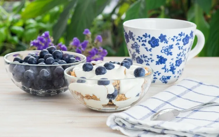 Blueberry almond yogurt parfait