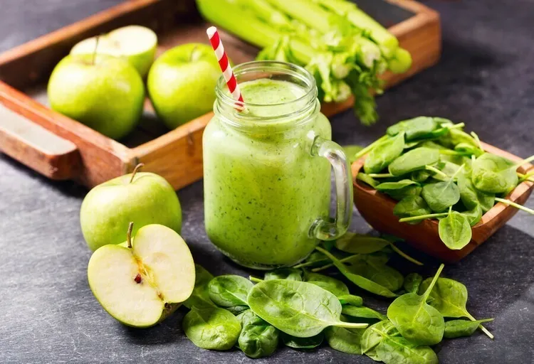 Apple and greens smoothie