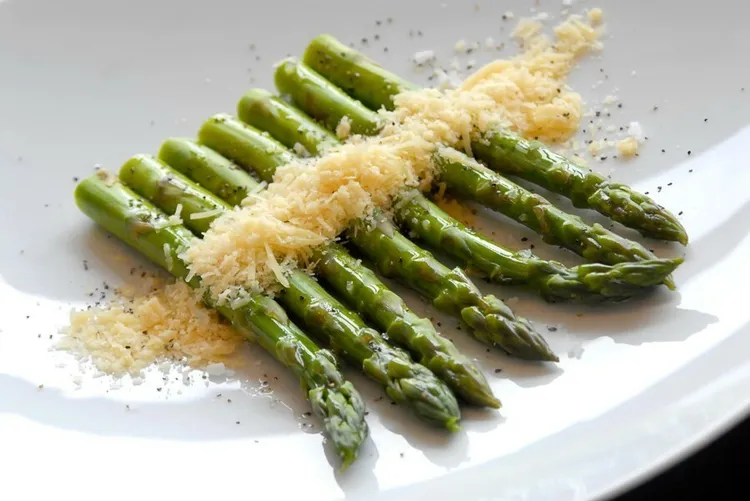 Asparagus parmesan with olive oil and butter