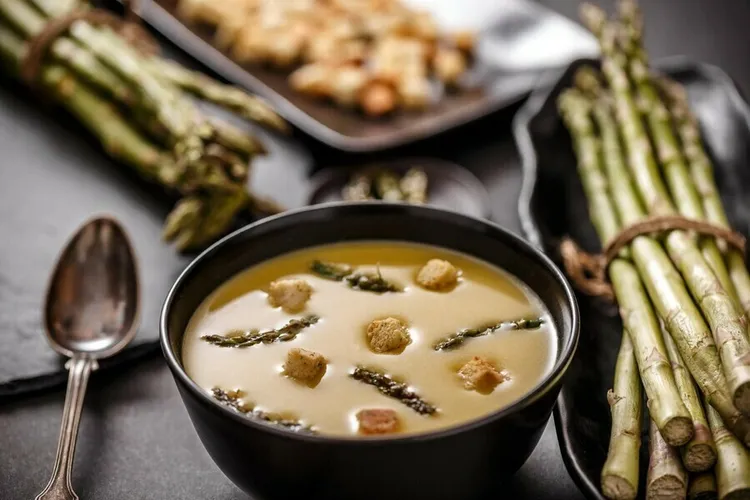 Asparagus soup with white pepper and garlic