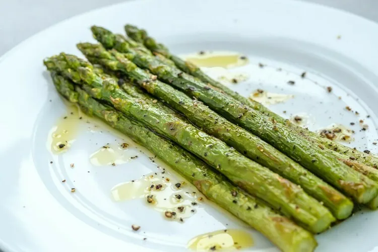 Asparagus with butter and seasonings
