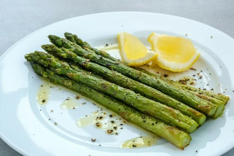 Asparagus with horseradish butter