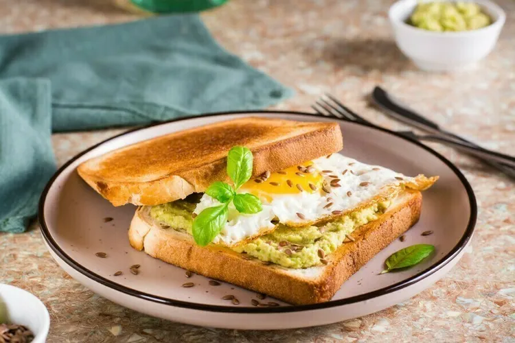 Avocado-egg toast with olive oil and spices