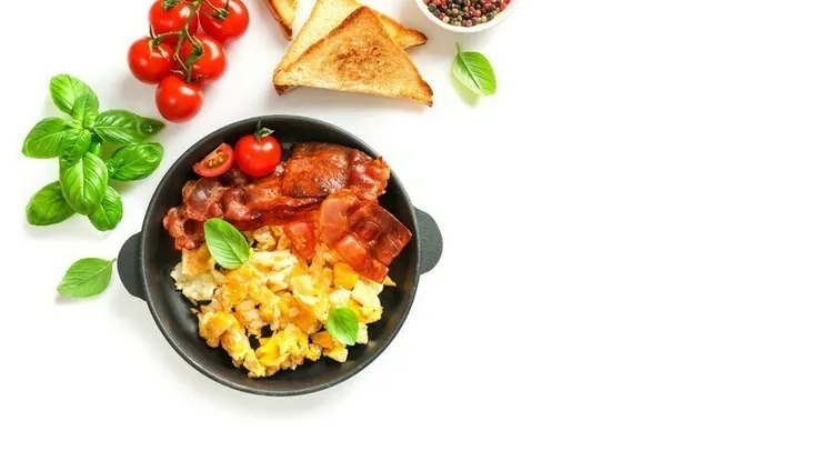 Bacon and egg breakfast bowl with cherry tomatoes