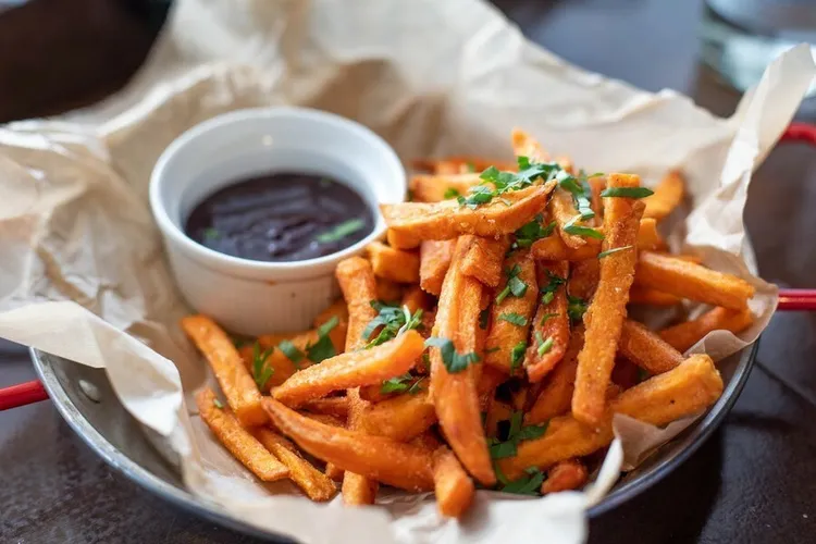 Baked sweet potato fries with garlic, paprika and black pepper
