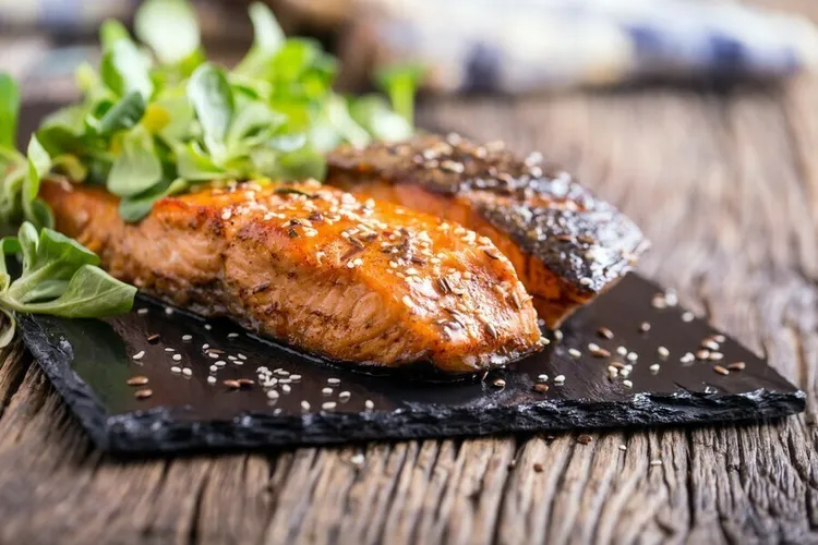 Grilled balsamic salmon with lemon and garlic