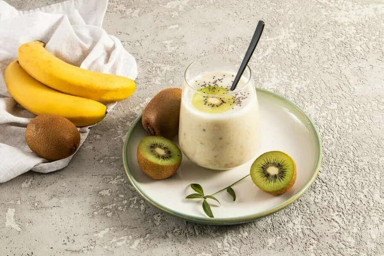 Banana, kiwi and yogurt smoothie