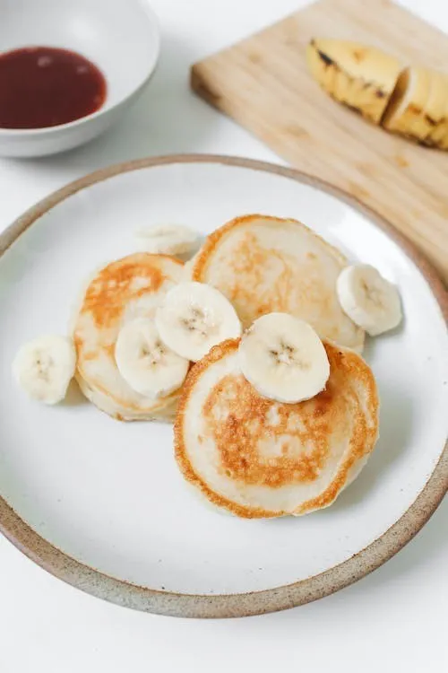 Cinnamon banana pancakes with honey-glazed strawberries