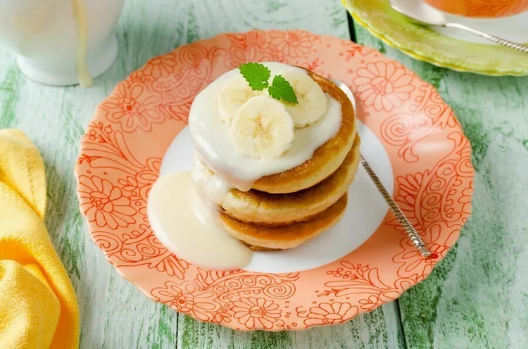 Banana oatmeal protein pancakes with greek yogurt glaze