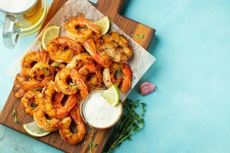 Beer-marinated grilled shrimp with garlic and paprika