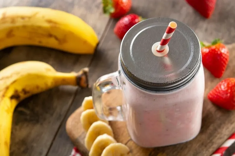 Strawberry-banana berry yogurt smoothie