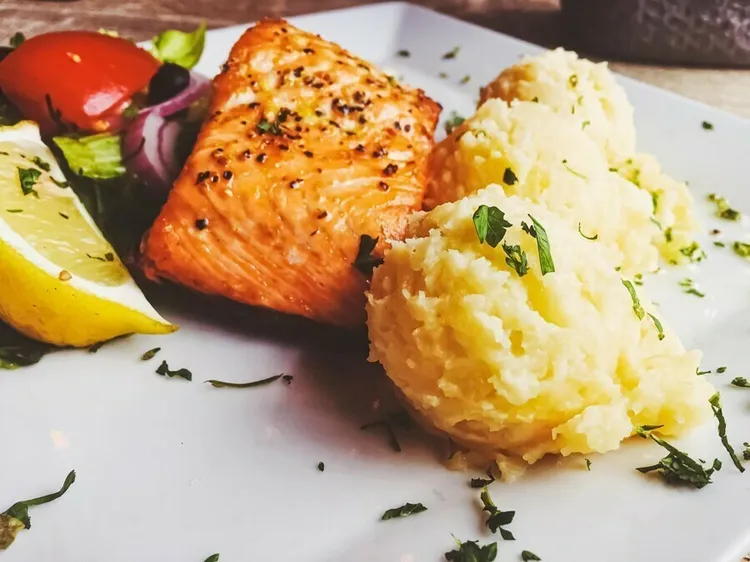 Dill-pepper salmon with smashed potatoes