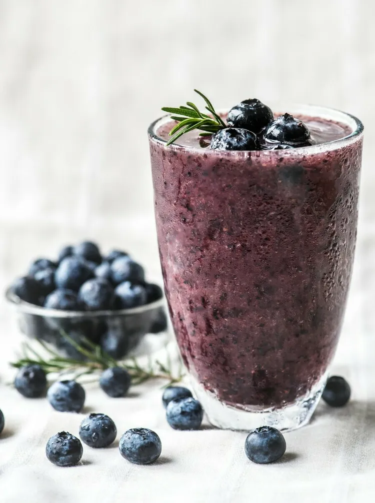 Blueberry, almond and kale smoothie