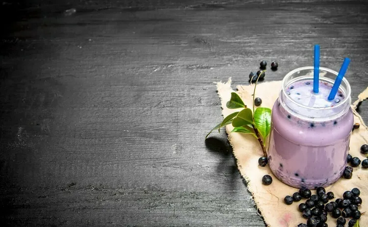 Blueberry almond coconut smoothie with cinnamon and seaweed