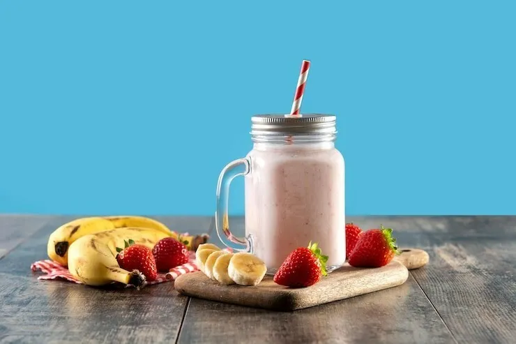 Strawberry-banana breakfast smoothie