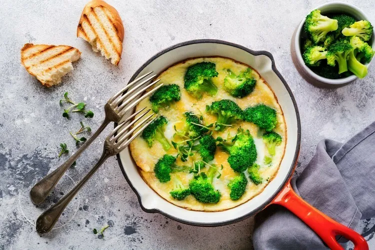 Broccoli, feta and dill omelet with whole-wheat toast