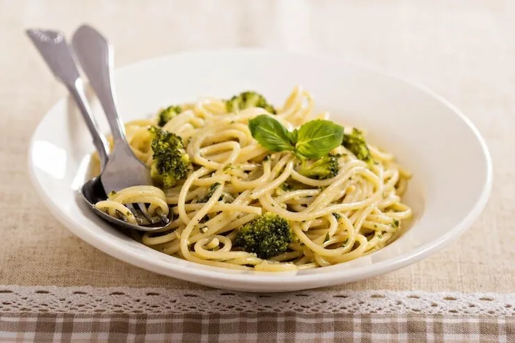 Broccoli pesto whole-wheat pasta