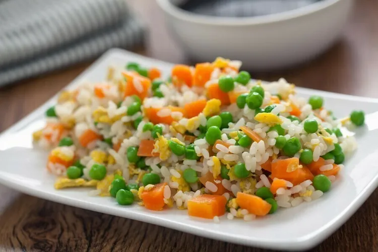 Cauliflower fried rice with peas, carrots and onions