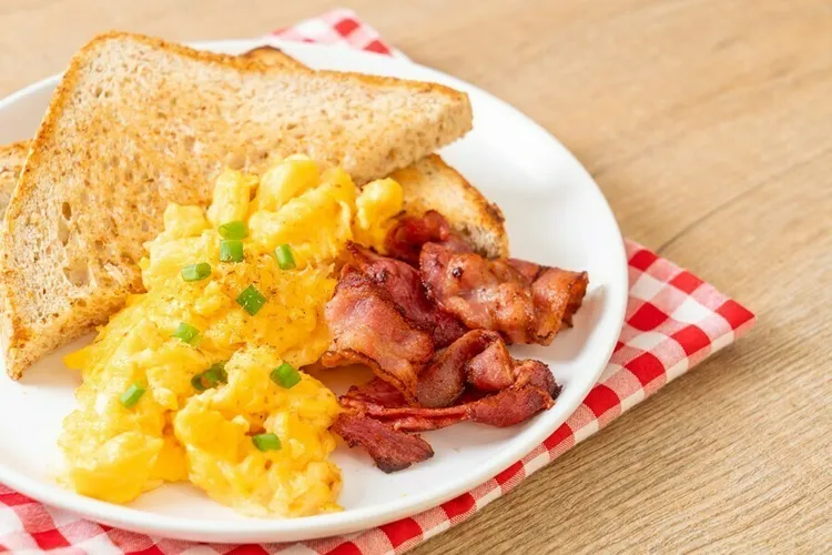 Cheddar cheese, bacon and egg breakfast scramble