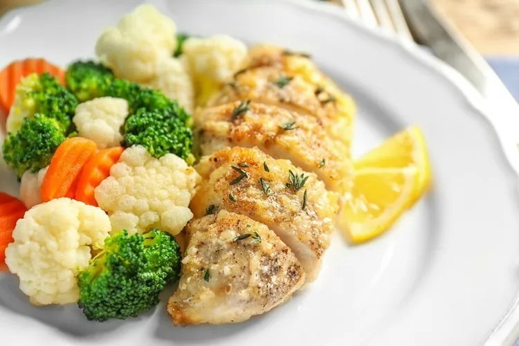 Microwave chicken with broccoli and cauliflower