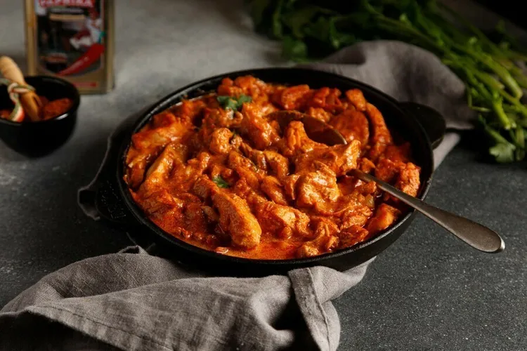 Chicken paprikash with red pepper spice
