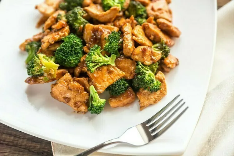 Sweet and savory chinese chicken and broccoli stir-fry