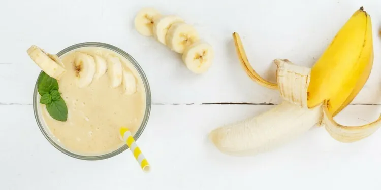 Cinnamon roll banana oat smoothie