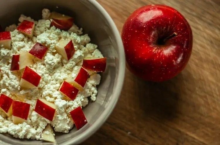 Cinnamon-spiced apple and cottage cheese snack