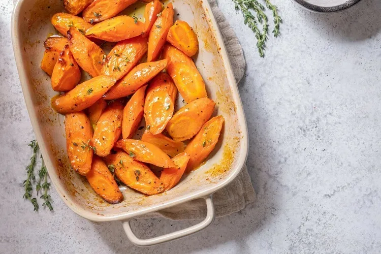 Honey-glazed carrots with chicken gravy and spices