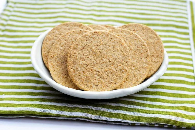 Coconut oil apricot oatcakes with lemon and cinnamon