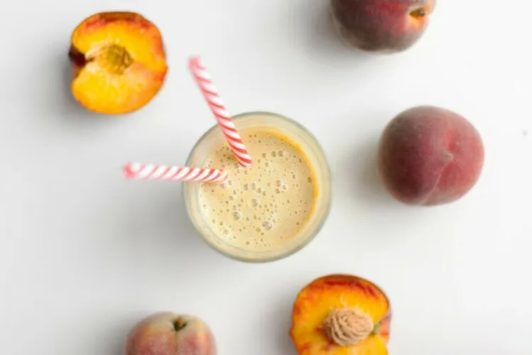 Coconut peach smoothie with chia seeds and lemon juice