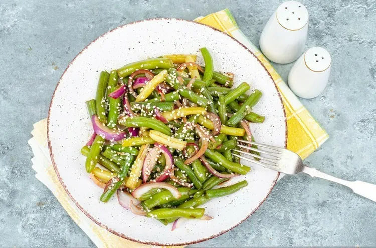 Cold green bean salad with onion and italian dressing