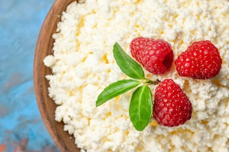 Cottage cheese with sweet raspberries