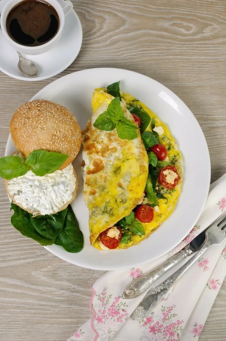 Spinach, tomato and cottage cheese omelet