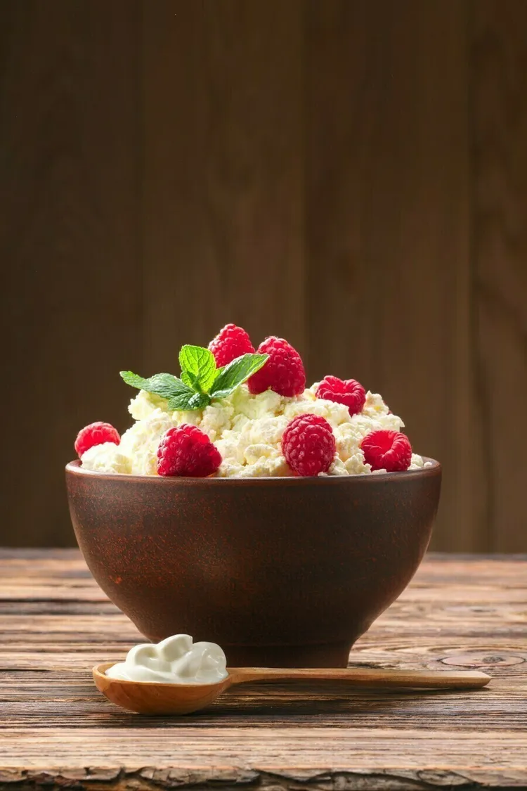 Coconut raspberry cottage cheese bowl