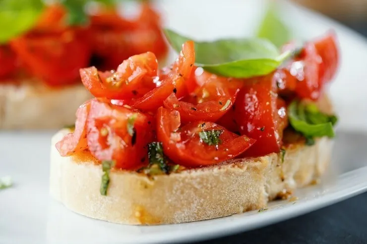 Tomato and pepper toast with whole-wheat bread