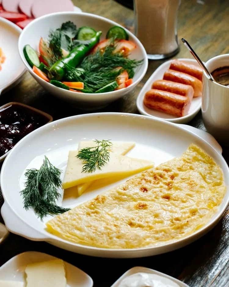 Cheese omelet with olive oil