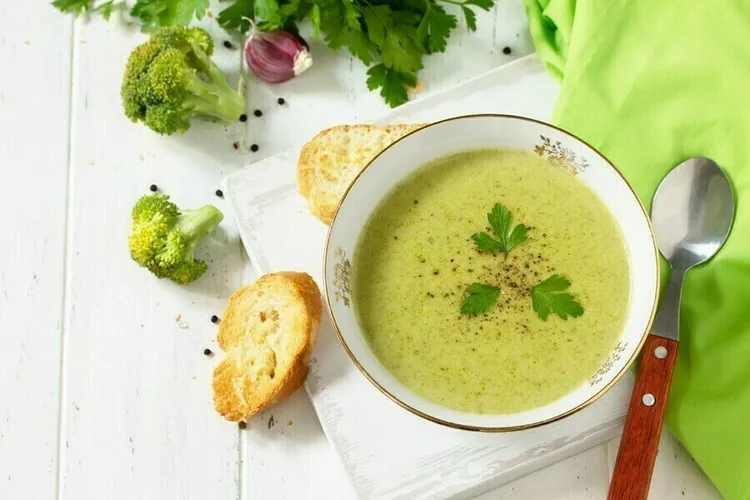 Broccoli and cashew soup with lemon and red pepper