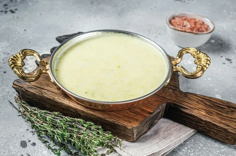 Asparagus soup with thyme and lemon