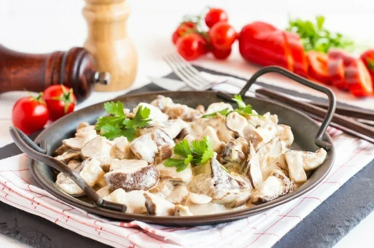 Garlic chicken and mushroom skillet with white wine sauce