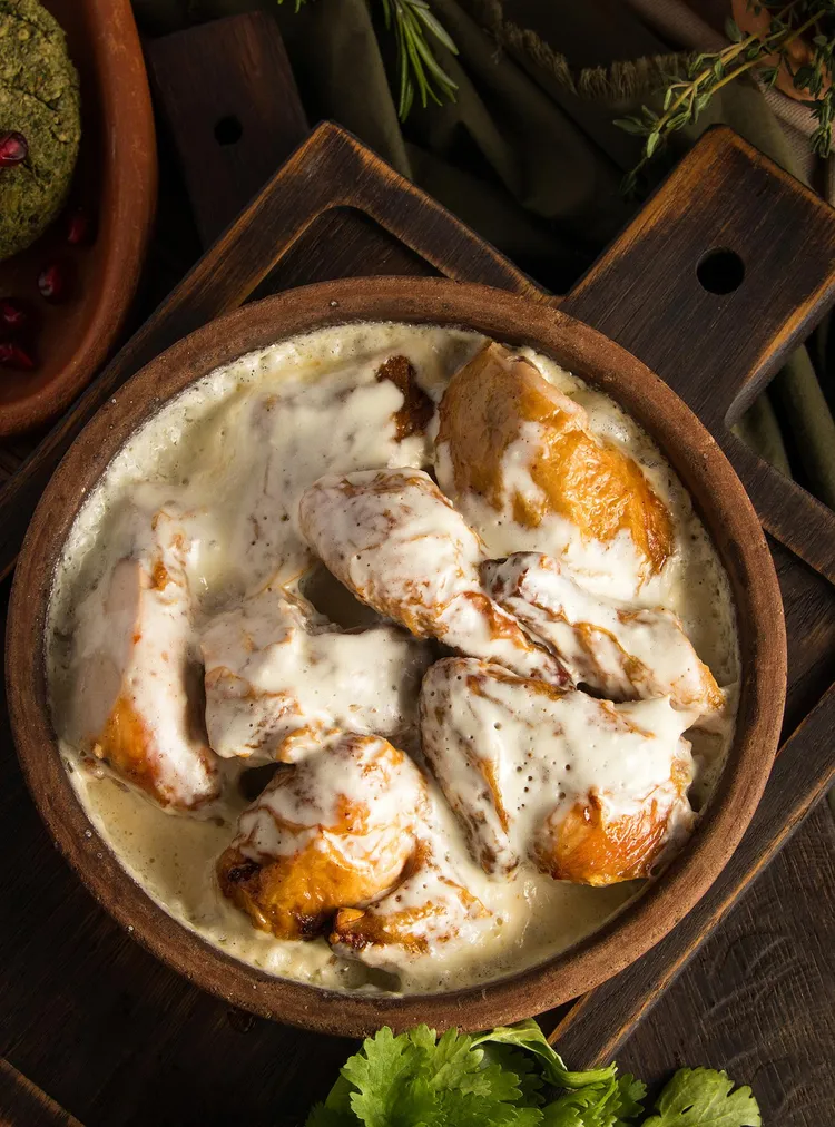 Garlic chicken thighs with white wine and greek yogurt