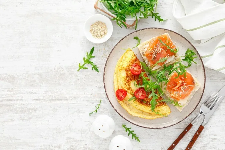 Smoked salmon omelet with spinach and dill