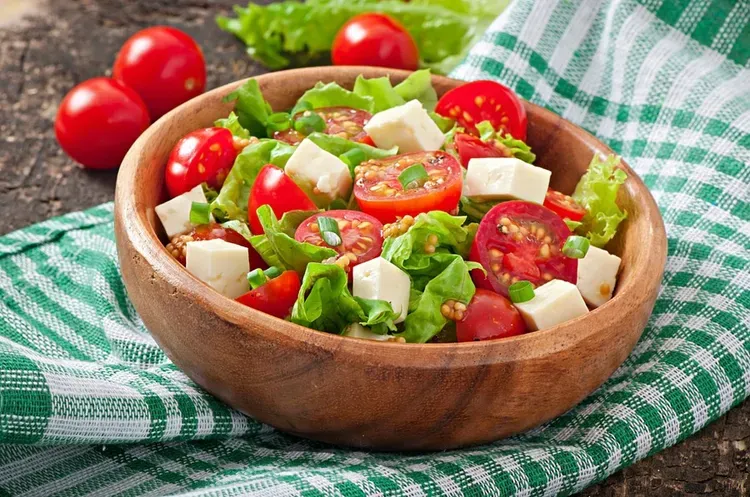 Tofu salad with lettuce, tomatoes and red onion