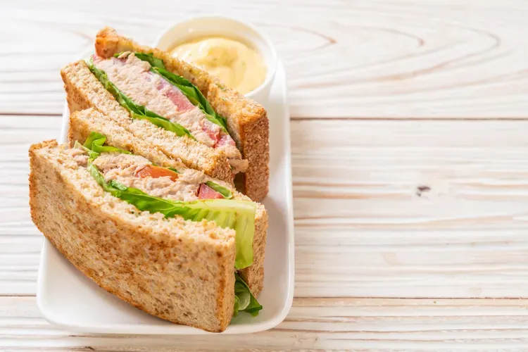 Tuna-avocado rye sandwich