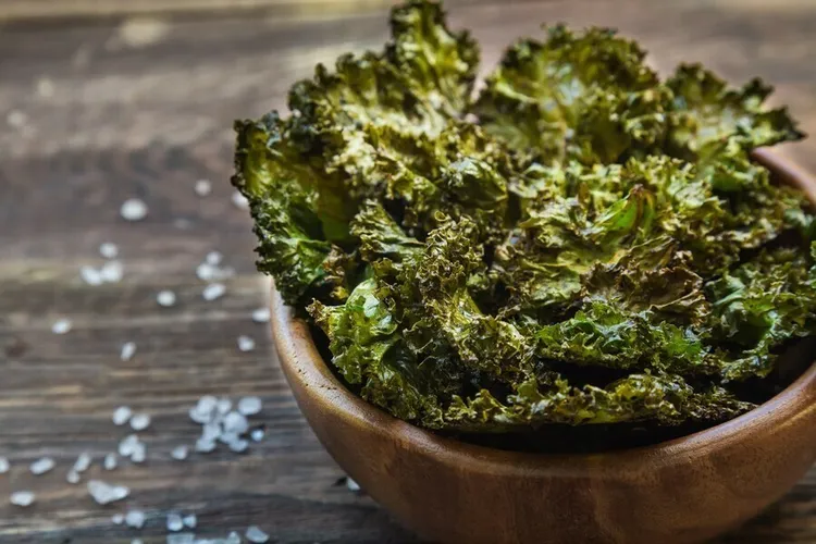 Baked kale chips with red pepper, paprika and cumin