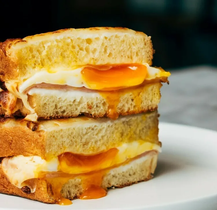 Fried egg and ham sandwich