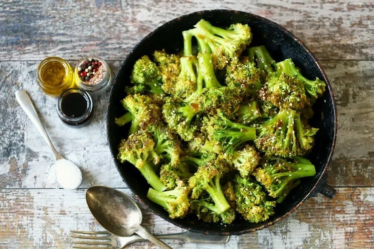Pan-fried broccoli with red pepper and salt